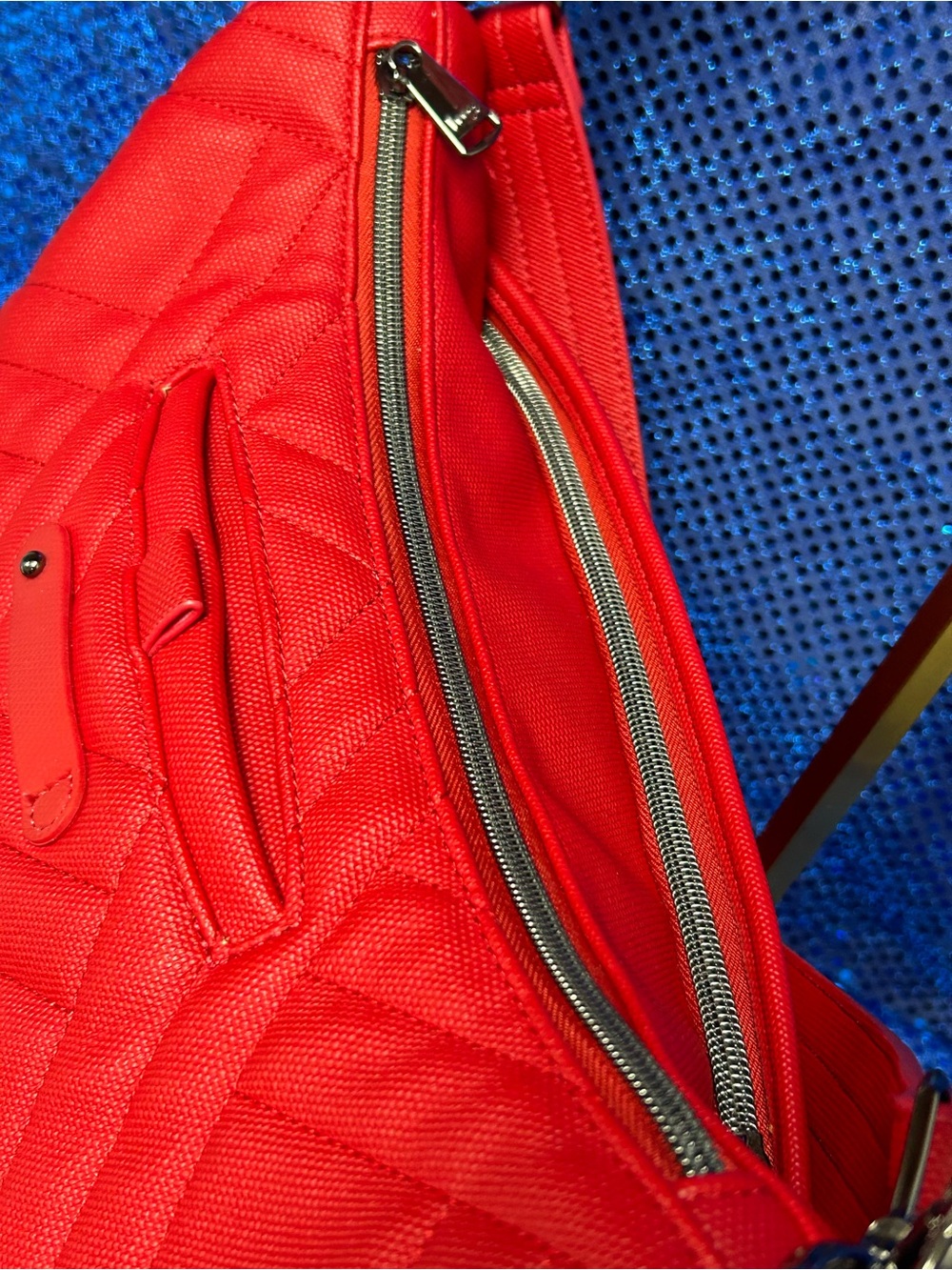 lug Red Quilted Shoulder Bag Approx 12 x 9 x 6 - Picture 17 of 17